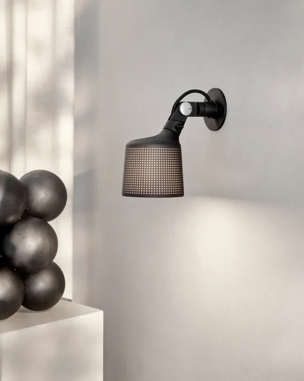 Vipp524-wall-spot-black-concept01-m.lys-high.pngv1748427755